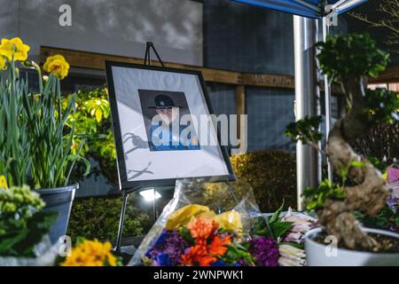 Marysville, Usa. März 2024. Blumen zieren das Denkmal für Trooper Christopher Gadd im Hauptquartier der Washington State Patrol in Marysville und dienen als ergreifende Hommage an sein Andenken. Die Kollision, die in der Nähe der 136th Street Northeast kurz vor 3 Uhr morgens stattfand, löste eine sofortige Reaktion der Sheriffs von Snohomish County aus. Der Soldat, genannt Christopher Gadd, im Alter von 27 Jahren, erlag tragischerweise seinen Verletzungen am Tatort. Gadd, der 2,5 Jahre bei der Staatspatrouille gedient hatte, war in Marysville stationiert. Quelle: SOPA Images Limited/Alamy Live News Stockfoto