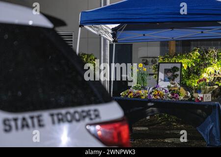 Unter den Blumen und Notizen hinterlassen Besucher persönliche Erinnerungsstücke und Erinnerungsstücke, die jeweils ihre eigene einzigartige Art zum Ausdruck bringen, Trooper Gadd's Opfer zu ehren und seiner Familie Trost zu bieten. Die Kollision, die in der Nähe der 136th Street Northeast kurz vor 3 Uhr morgens stattfand, löste eine sofortige Reaktion der Sheriffs von Snohomish County aus. Der Soldat, genannt Christopher Gadd, im Alter von 27 Jahren, erlag tragischerweise seinen Verletzungen am Tatort. Gadd, der 2,5 Jahre bei der Staatspatrouille gedient hatte, war in Marysville stationiert. Stockfoto