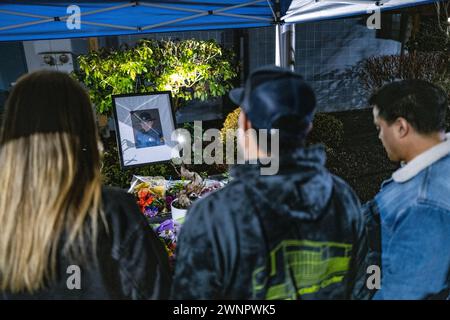 Die Besucher nehmen sich einen Moment zur Reflexion, während sie an der Gedenkstätte anhalten und dem gefallenen Soldaten und seiner trauernden Familie ein herzliches Beileid und Unterstützungsbotschaften hinterlassen. Die Kollision, die in der Nähe der 136th Street Northeast kurz vor 3 Uhr morgens stattfand, löste eine sofortige Reaktion der Sheriffs von Snohomish County aus. Der Soldat, genannt Christopher Gadd, im Alter von 27 Jahren, erlag tragischerweise seinen Verletzungen am Tatort. Gadd, der 2,5 Jahre bei der Staatspatrouille gedient hatte, war in Marysville stationiert. Stockfoto