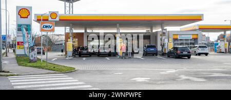 Nitra, Slowakei - 24. Februar 2024: Shell Tankstelle. Tankstelle. Shell ist eine globale Gruppe von Energie- und petrochemischen Unternehmen. Stockfoto