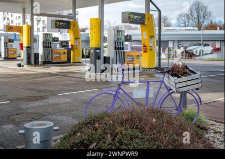 Nitra, Slowakei - 24. Februar 2024 : Tankstelle in Slovnaft. Tankstelle. Füllstation. Slovnaft ist ein Ölraffinerieunternehmen in der Slowakei, ein Subsi Stockfoto