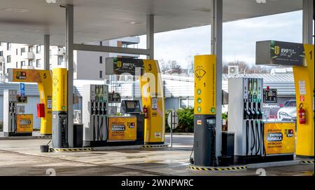 Nitra, Slowakei - 24. Februar 2024 : Tankstelle in Slovnaft. Tankstelle. Füllstation. Slovnaft ist ein Ölraffinerieunternehmen in der Slowakei, ein Subsi Stockfoto