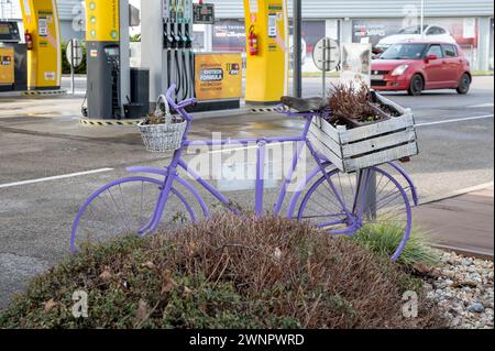 Nitra, Slowakei - 24. Februar 2024 : Tankstelle in Slovnaft. Tankstelle. Füllstation. Slovnaft ist ein Ölraffinerieunternehmen in der Slowakei, ein Subsi Stockfoto