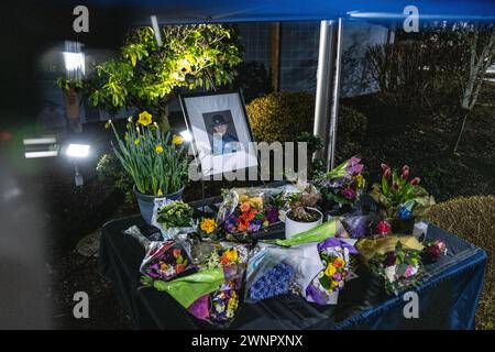 Blumen zieren das Denkmal für Trooper Christopher Gadd im Hauptquartier der Washington State Patrol in Marysville und dienen als ergreifende Hommage an sein Andenken. Die Kollision, die in der Nähe der 136th Street Northeast kurz vor 3 Uhr morgens stattfand, löste eine sofortige Reaktion der Sheriffs von Snohomish County aus. Der Soldat, genannt Christopher Gadd, im Alter von 27 Jahren, erlag tragischerweise seinen Verletzungen am Tatort. Gadd, der 2,5 Jahre bei der Staatspatrouille gedient hatte, war in Marysville stationiert. (Foto: Chin Hei Leung/SOPA Images/SIPA USA) Stockfoto