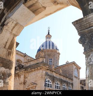 Detailansicht der Altstadt von Dubrovnik mit eingerahmtem Kirchturm, Kroatien, Europa Stockfoto