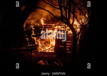 Feuerflamme Zuhause. Hausfeuer. Brennendes Gebäude. Offenes Feuer. Brennendes Haus. Einfamilienhaus komplett zerstört durch Flammen. Feuer in Flammen Stockfoto