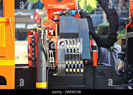 Bedienhandkasten für Hydraulikkran Stockfoto