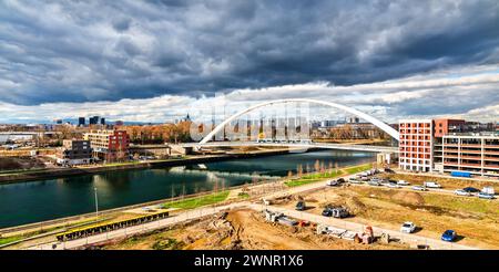 Straßenbahnverbindung zwischen Frankreich und Deutschland auf der Citadelle Bridge über Bassin Vauban in Straßburg, Frankreich Stockfoto