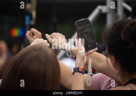 2. März 2024. Bei der Eras Tour ist der Veranstaltungsort. Fans, die Taylor Swift Freundschaftsarmbänder auf ihrem iPhone fotografieren. Singapur. Stockfoto