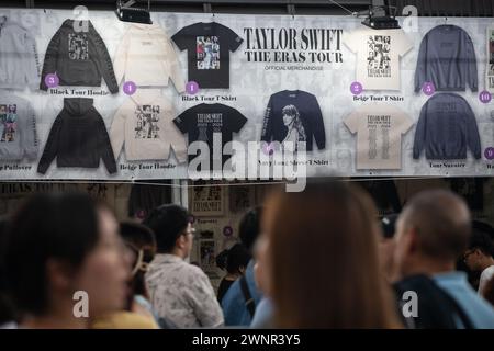 2. März 2024. Die Fans stehen geordnet für die Taylor Swift The Eras Tour Konzert Merchandise Singapur an. Stockfoto