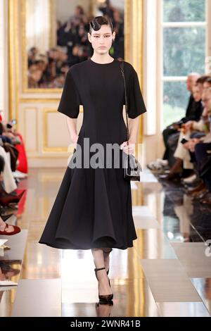 (240304) -- PARIS, 4. März 2024 (Xinhua) -- Ein Modell präsentiert eine Kreation der Herbst-Winter 2024/2025 Ready-to-Wear-Kollektionen von Valentino während der Pariser Fashion Week am 3. März 2024 in Paris. (MeetEurope/Handout via Xinhua) Stockfoto