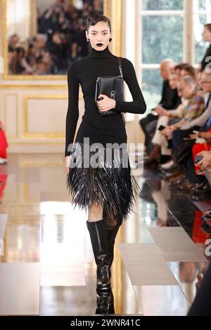 (240304) -- PARIS, 4. März 2024 (Xinhua) -- Ein Modell präsentiert eine Kreation der Herbst-Winter 2024/2025 Ready-to-Wear-Kollektionen von Valentino während der Pariser Fashion Week am 3. März 2024 in Paris. (MeetEurope/Handout via Xinhua) Stockfoto