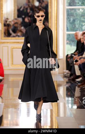 (240304) -- PARIS, 4. März 2024 (Xinhua) -- Ein Modell präsentiert eine Kreation der Herbst-Winter 2024/2025 Ready-to-Wear-Kollektionen von Valentino während der Pariser Fashion Week am 3. März 2024 in Paris. (MeetEurope/Handout via Xinhua) Stockfoto