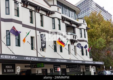 Der Doncaster Pub in Kensington Sydney, ein traditionelles großes Pub in Sydney, das mit Aborigine- und australischen Flaggen fliegt, Sydney, Australien Stockfoto