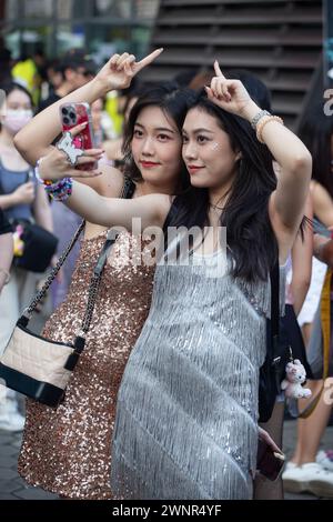 2. März 2024. Zwei schöne chinesische asiatische Frauen posieren. Taylor Swift The Eras Tour Singapur. Stockfoto