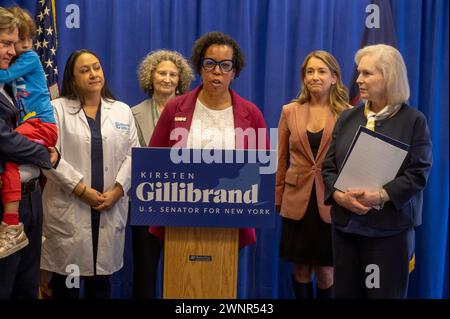 New York, Usa. März 2024. Kimberly Peeler-Allen, Vorstandsvorsitzende von Reproduktive Freiheit für alle, spricht auf der Pressekonferenz von US-Senator Gillibrand, die für die Durchfahrt des Access to Family Building in New York City plädiert. Senator Gillibrand, der sich anderen Befürwortern anschließt, fordert die Verabschiedung des Access to Family Building Act, eines Gesetzes, das den Zugang zu in-vitro-Fertilisation (IVF) und anderen Techniken der assistierten Reproduktion (ART) schützt, nachdem das Urteil des Obersten Gerichtshofs von Alabama die Reproduktionsrechte in Frage stellt. Quelle: SOPA Images Limited/Alamy Live News Stockfoto