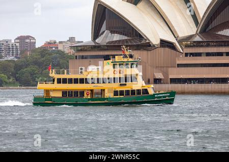 Sydney Opera House Gebäude mit Sydney Fähre Scarborough, vorbei am Hafen, NSW, Australien, 2024 Stockfoto