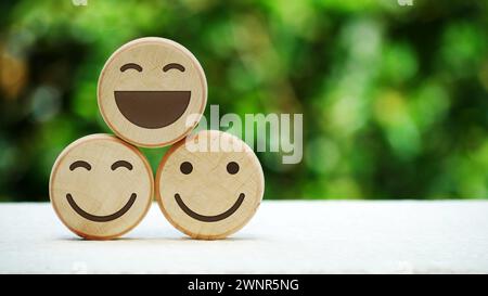 Leere runde Warentabelle aus Holz zylindrische runde geometrische Form. Umweltfreundlicher und minimalistischer Stil mit verschwommenem Gartenhintergrund und natürlichem V Stockfoto