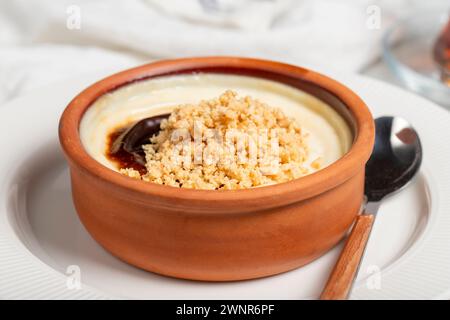 Reispudding. Milchiges Dessert. Im Ofen gebackener Reispudding Dessert in einer Tonschale. Nahaufnahme Stockfoto