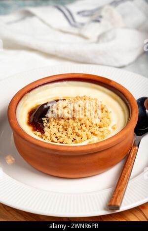 Reispudding. Milchiges Dessert. Im Ofen gebackener Reispudding Dessert in einer Tonschale. Nahaufnahme Stockfoto