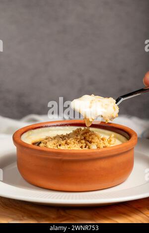 Reispudding. Milchiges Dessert. Im Ofen gebackener Reispudding Dessert in einer Tonschale Stockfoto