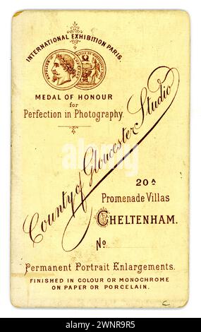 Rückseite der original viktorianischen Carte de Visite (Visitenkarte oder CDV). Aus dem Studio des County of Gloucester Studios, Cheltenham, Großbritannien um die 1880er Jahre Stockfoto