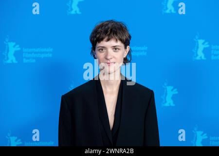 Schauspielerin Liv Lisa Fries während des Photocalls zum Film in Liebe, Eure Hilde anlässlich der 74. Internationale Filmfestspiele Berlin. / Schauspieler Liv Lisa Fries während des Fotoaufrufs zum Film in Liebe, Eure Hilde anlässlich der 74. Internationalen Filmfestspiele Berlin. Schnappschuss-Fotografie/K.M.Krause *** Schauspielerin Liv Lisa Fries während des Fotorufs zum Film in Liebe, Eure Hilde anlässlich der 74. Internationalen Filmfestspiele Berlin Schauspielerin Liv Lisa Fries während des Fotorufs zum Film in Liebe, Eure Hilde anlässlich der 74. internationalen Filmfestspiele Berlin Stockfoto