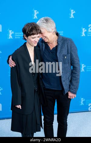 Regisseur Andreas Dresen und Schauspielerin Liv Lisa Fries während des Photocalls zum Film in Liebe, Eure Hilde anlässlich der 74. Internationale Filmfestspiele Berlin. / Regisseur Andreas Dresen und Schauspielerin Liv Lisa Fries während des Fotoaufrufs zum Film in Liebe, Eure Hilde anlässlich der 74. Internationalen Filmfestspiele Berlin. Schnappschuss-Fotografie/K.M.Krause *** Regisseur Andreas Dresen und Schauspielerin Liv Lisa Fries während des Fotoaufrufs zum Film in Liebe, Eure Hilde anlässlich der 74. Internationalen Filmfestspiele Berlin Regisseur Andreas Dresen und Schauspieler Liv Lisa Fries während des Fotoaufrufs Stockfoto