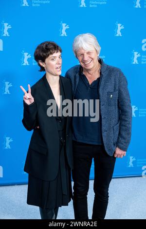 Regisseur Andreas Dresen und Schauspielerin Liv Lisa Fries während des Photocalls zum Film in Liebe, Eure Hilde anlässlich der 74. Internationale Filmfestspiele Berlin. / Regisseur Andreas Dresen und Schauspielerin Liv Lisa Fries während des Fotoaufrufs zum Film in Liebe, Eure Hilde anlässlich der 74. Internationalen Filmfestspiele Berlin. Schnappschuss-Fotografie/K.M.Krause *** Regisseur Andreas Dresen und Schauspielerin Liv Lisa Fries während des Fotoaufrufs zum Film in Liebe, Eure Hilde anlässlich der 74. Internationalen Filmfestspiele Berlin Regisseur Andreas Dresen und Schauspieler Liv Lisa Fries während des Fotoaufrufs Stockfoto