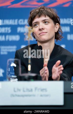 Schauspielerin Liv Lisa Fries während der Pressekonferenz zum Film in Liebe, Eure Hilde anlässlich der 74. Internationale Filmfestspiele Berlin. / Schauspieler Liv Lisa Fries während der Pressekonferenz zum Film in Liebe, Eure Hilde anlässlich der 74. Internationalen Filmfestspiele Berlin. Schnappschuss-Fotografie/K.M.Krause *** Schauspielerin Liv Lisa Fries während der Pressekonferenz zum Film in Liebe, Eure Hilde anlässlich der 74. Internationalen Filmfestspiele Berlin Schauspieler Liv Lisa Fries während der Pressekonferenz zum Film in Liebe, Eure Hilde anlässlich des 74. Berlin Int Stockfoto