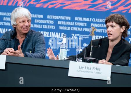 Regisseur Andreas Dresen und Schauspielerin Liv Lisa Fries während der Pressekonferenz zum Film in Liebe, Eure Hilde anlässlich der 74. Internationale Filmfestspiele Berlin. / Regisseur Andreas Dresen und Schauspielerin Liv Lisa Fries während der Pressekonferenz zum Film in Liebe, Eure Hilde anlässlich der 74. Internationalen Filmfestspiele Berlin. Schnappschuss-Fotografie/K.M.Krause *** Regisseur Andreas Dresen und Schauspielerin Liv Lisa Fries während der Pressekonferenz zum Film in Liebe, Eure Hilde anlässlich der 74. Internationalen Filmfestspiele Berlin Regisseur Andreas Dresen und Schauspieler Li Stockfoto