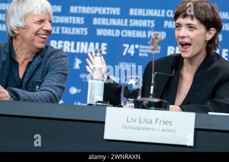 Regisseur Andreas Dresen und Schauspielerin Liv Lisa Fries während der Pressekonferenz zum Film in Liebe, Eure Hilde anlässlich der 74. Internationale Filmfestspiele Berlin. / Regisseur Andreas Dresen und Schauspielerin Liv Lisa Fries während der Pressekonferenz zum Film in Liebe, Eure Hilde anlässlich der 74. Internationalen Filmfestspiele Berlin. Schnappschuss-Fotografie/K.M.Krause *** Regisseur Andreas Dresen und Schauspielerin Liv Lisa Fries während der Pressekonferenz zum Film in Liebe, Eure Hilde anlässlich der 74. Internationalen Filmfestspiele Berlin Regisseur Andreas Dresen und Schauspieler Li Stockfoto