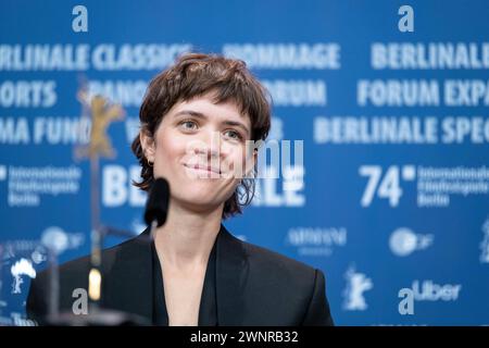 Schauspielerin Liv Lisa Fries während der Pressekonferenz zum Film in Liebe, Eure Hilde anlässlich der 74. Internationale Filmfestspiele Berlin. / Schauspieler Liv Lisa Fries während der Pressekonferenz zum Film in Liebe, Eure Hilde anlässlich der 74. Internationalen Filmfestspiele Berlin. Schnappschuss-Fotografie/K.M.Krause *** Schauspielerin Liv Lisa Fries während der Pressekonferenz zum Film in Liebe, Eure Hilde anlässlich der 74. Internationalen Filmfestspiele Berlin Schauspieler Liv Lisa Fries während der Pressekonferenz zum Film in Liebe, Eure Hilde anlässlich des 74. Berlin Int Stockfoto