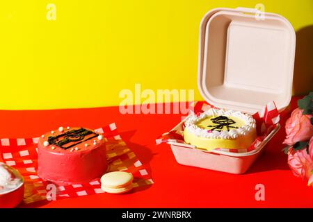 Rote Bento Lunchbox Kuchen, koreanischer Kuchen zum Valentinstag Stockfoto