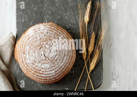 Blick von oben auf hausgemachtes, frisch gebackenes Sauerteigbrot in Boule-Form Stockfoto