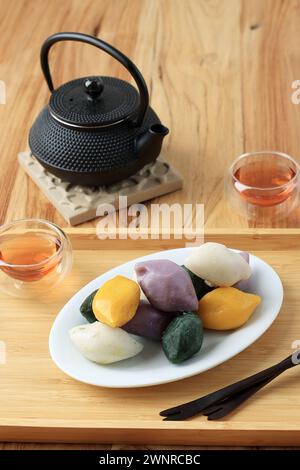 Traditionelles Chuseok Day Food, koreanischer halbmondförmiger Reiskuchen oder Songpyeon. Hergestellt aus koreanischem Reismehl mit Sesamsamen oder gehackten Nüssen, Honig oder Stockfoto