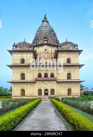 Wunderschöne Aussicht auf Orchha Palace Fort, Raja Mahal und Chaturbhuj Tempel von jahangir mahal, Orchha, Madhya Pradesh, Jahangir Mahal (Orchha Fort) in OR Stockfoto