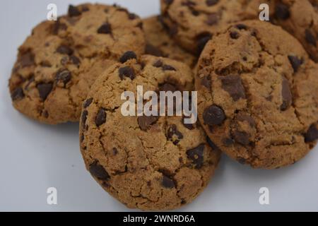Süßigkeiten, köstliche Schokoladenchips-Cookies mit großen Stückchen Milch und dunkler Schokolade auf weißem Hintergrund. Stockfoto
