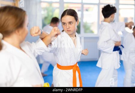 Zwei Mädchen trainieren Judo-Techniken im Studio Stockfoto