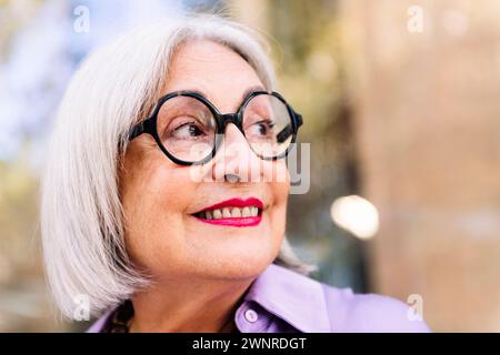 Porträt einer schönen Seniorin, die glücklich lächelt Stockfoto