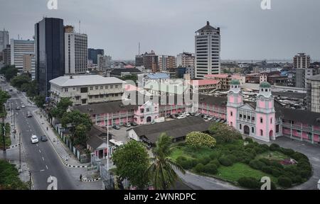 Lagos. März 2024. Ein Luftbild, das am 1. März 2024 aufgenommen wurde, zeigt eine Stadtansicht in Lagos, Nigeria. Nigerias alte Hauptstadt Lagos ist mit mehr als 20 Millionen Einwohnern das wirtschaftliche Zentrum des Landes. Quelle: Han Xu/Xinhua/Alamy Live News Stockfoto