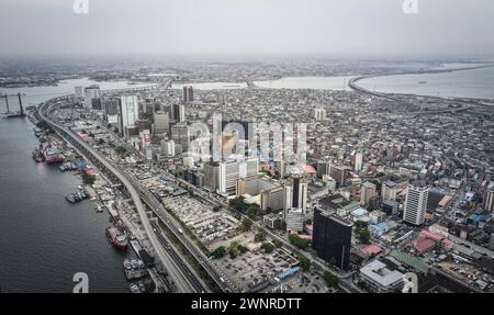 Lagos. März 2024. Eine Drohnenaufnahme vom 1. März 2024 zeigt eine Stadtansicht in Lagos, Nigeria. Nigerias alte Hauptstadt Lagos ist mit mehr als 20 Millionen Einwohnern das wirtschaftliche Zentrum des Landes. Quelle: Han Xu/Xinhua/Alamy Live News Stockfoto