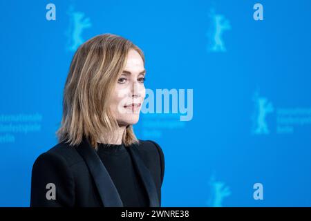 Schauspielerin Isabelle Huppert während des Photocalls zum Film Yeohaengjaui Pilyo - A Traveler s Needs anlässlich der 74. Internationale Filmfestspiele Berlin. / Schauspielerin Isabelle Huppert während des Fotoaufrufs zum Film Yeohaengjaui Pilyo - Ein Reisender's Needs anlässlich der 74. Internationalen Filmfestspiele Berlin. Schnappschuss-Fotografie/K.M.Krause *** Schauspielerin Isabelle Huppert während des Fotorufs zum Film Yeohaengjaui Pilyo A Traveler s Needs anlässlich der 74. Internationalen Filmfestspiele Berlin Schauspielerin Isabelle Huppert während des Fotorufs zum Film Yeohaengjaui Pilyo Stockfoto