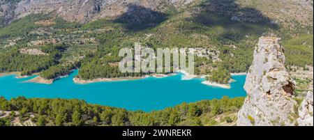 Panoramablick über die Ruinen eines runden Burgturms über dem blauen See in Guadalest, Spanien Stockfoto