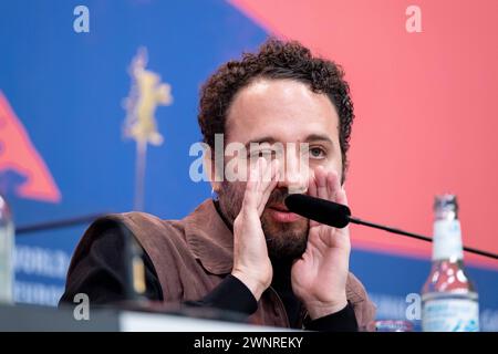 Regisseur Nelson Carlos de Los Santos Arias während der Pressekonferenz zum Film Pepe anlässlich der 74. Internationale Filmfestspiele Berlin. / Regisseur Nelson Carlos de Los Santos Arias während der Pressekonferenz zum Film Pepe anlässlich der 74. Internationalen Filmfestspiele Berlin. Schnappschuss-Fotografie/K.M.Krause *** Regisseur Nelson Carlos de Los Santos Arias während der Pressekonferenz zum Film Pepe anlässlich der 74. Internationalen Filmfestspiele Berlin Regisseur Nelson Carlos de Los Santos Arias während der Pressekonferenz zum Film Pepe anlässlich der 7 Stockfoto