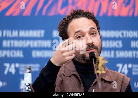 Regisseur Nelson Carlos de Los Santos Arias während der Pressekonferenz zum Film Pepe anlässlich der 74. Internationale Filmfestspiele Berlin. / Regisseur Nelson Carlos de Los Santos Arias während der Pressekonferenz zum Film Pepe anlässlich der 74. Internationalen Filmfestspiele Berlin. Schnappschuss-Fotografie/K.M.Krause *** Regisseur Nelson Carlos de Los Santos Arias während der Pressekonferenz zum Film Pepe anlässlich der 74. Internationalen Filmfestspiele Berlin Regisseur Nelson Carlos de Los Santos Arias während der Pressekonferenz zum Film Pepe anlässlich der 7 Stockfoto