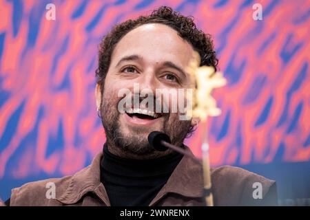 Regisseur Nelson Carlos de Los Santos Arias während der Pressekonferenz zum Film Pepe anlässlich der 74. Internationale Filmfestspiele Berlin. / Regisseur Nelson Carlos de Los Santos Arias während der Pressekonferenz zum Film Pepe anlässlich der 74. Internationalen Filmfestspiele Berlin. Schnappschuss-Fotografie/K.M.Krause *** Regisseur Nelson Carlos de Los Santos Arias während der Pressekonferenz zum Film Pepe anlässlich der 74. Internationalen Filmfestspiele Berlin Regisseur Nelson Carlos de Los Santos Arias während der Pressekonferenz zum Film Pepe anlässlich der 7 Stockfoto