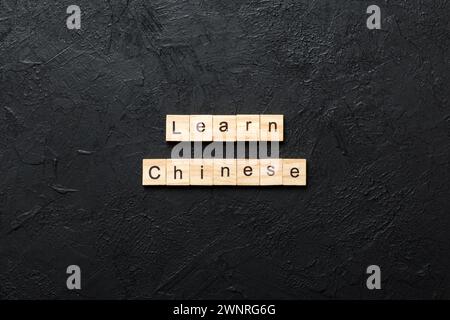 Chinesische Wort erfahren Sie auf Holz Block geschrieben. Chinesischen Text in Tabelle erfahren Sie, Konzept. Stockfoto