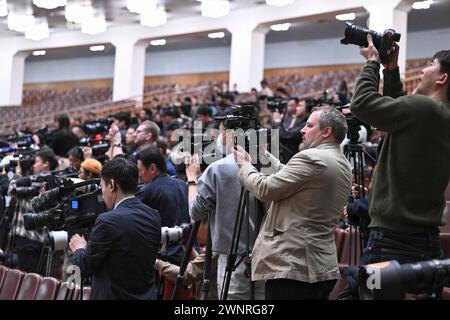 Peking, China. März 2024. Journalisten arbeiten an der Eröffnungssitzung der zweiten Sitzung des 14. Nationalen Komitees der Politischen Konsultativkonferenz des chinesischen Volkes (KPCC) in der Großen Halle des Volkes in Peking, der Hauptstadt Chinas, am 4. März 2024. Quelle: Yan Yan/Xinhua/Alamy Live News Stockfoto