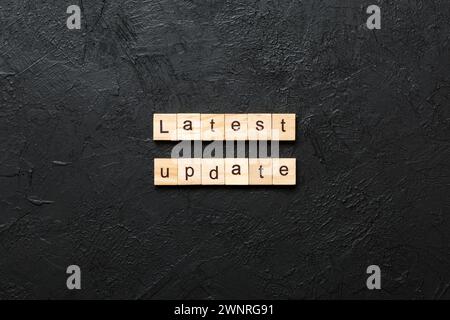 Aktuelles Wort auf Holzblock geschrieben. Letzter Aktualisierungstext in Tabelle, Konzept. Stockfoto